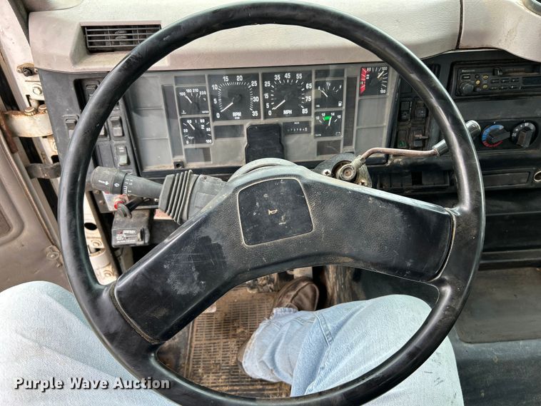 image for item NL9478 1997 International 8100  flatbed truck