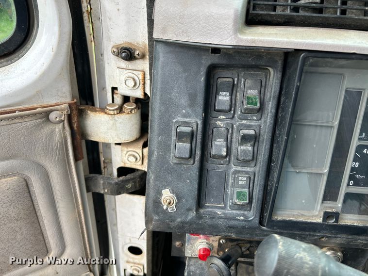 image for item NL9478 1997 International 8100  flatbed truck