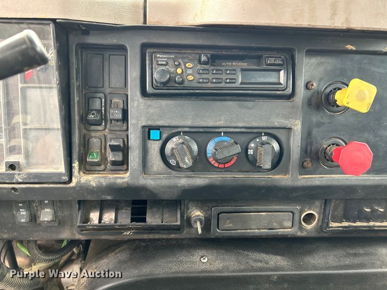 image for item NL9478 1997 International 8100  flatbed truck