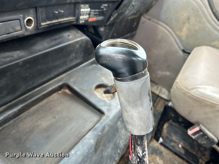 image for item NL9478 1997 International 8100  flatbed truck