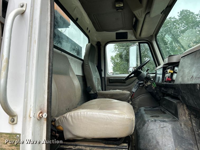 image for item NL9478 1997 International 8100  flatbed truck