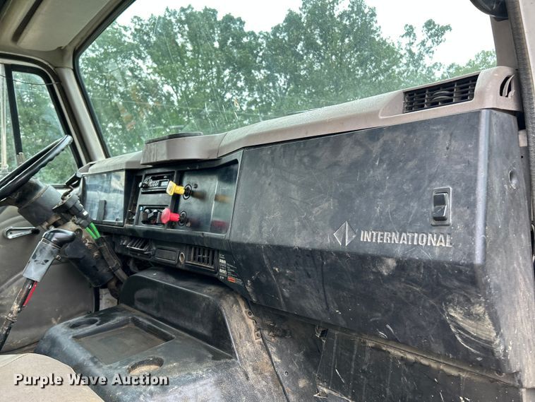 image for item NL9478 1997 International 8100  flatbed truck