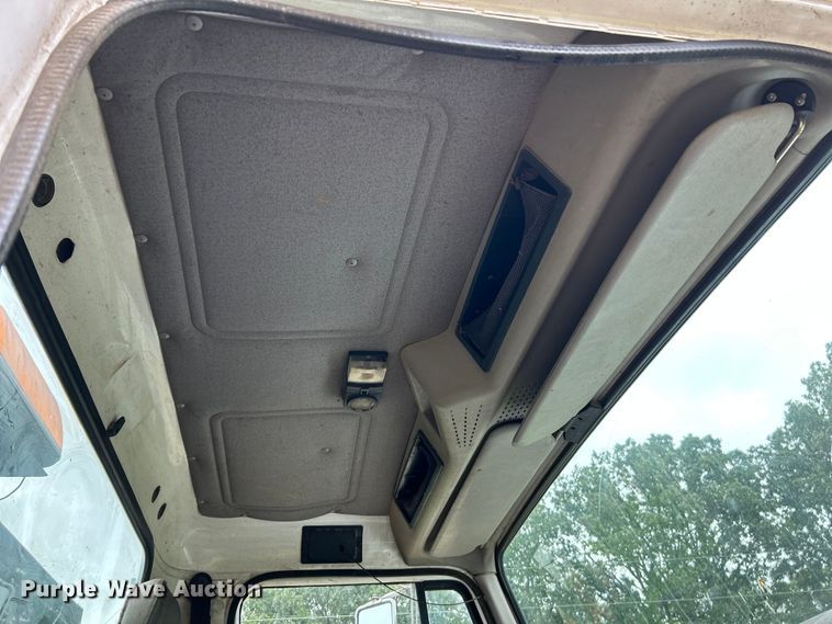 image for item NL9478 1997 International 8100  flatbed truck