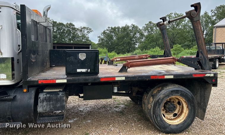 image for item NL9478 1997 International 8100  flatbed truck