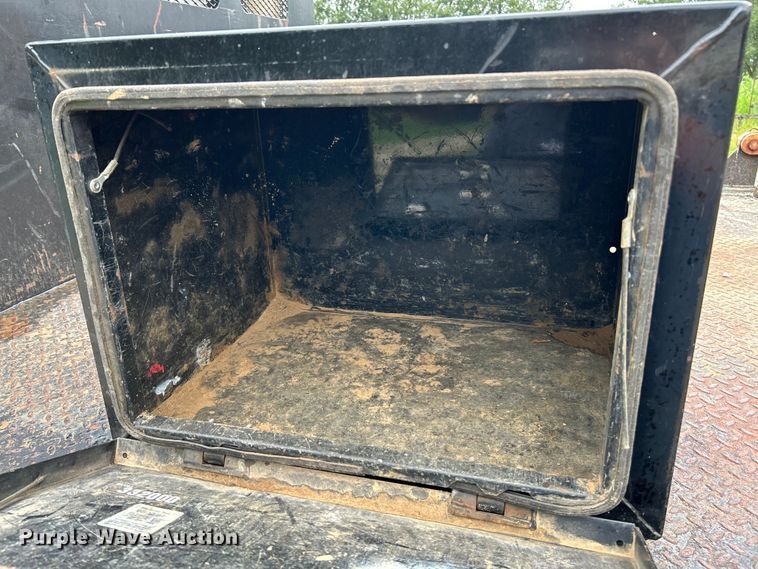 image for item NL9478 1997 International 8100  flatbed truck