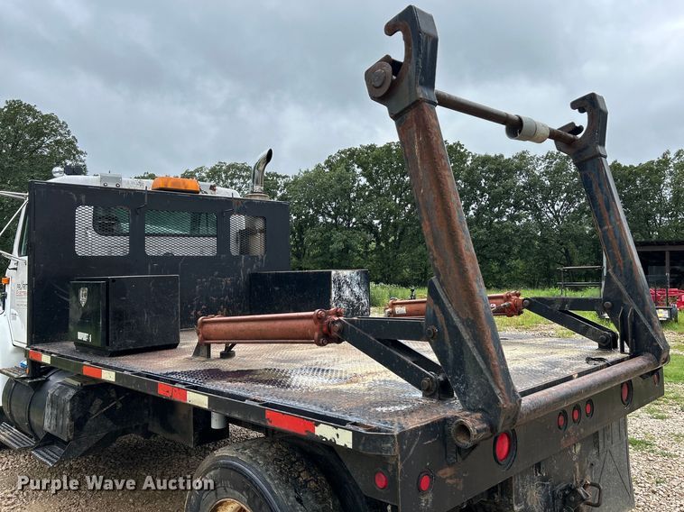 image for item NL9478 1997 International 8100  flatbed truck