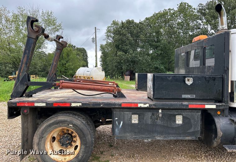 image for item NL9478 1997 International 8100  flatbed truck