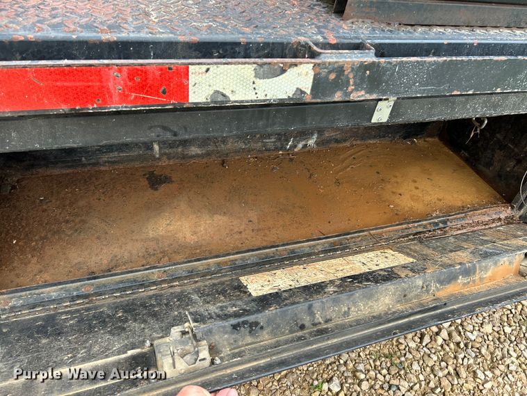 image for item NL9478 1997 International 8100  flatbed truck