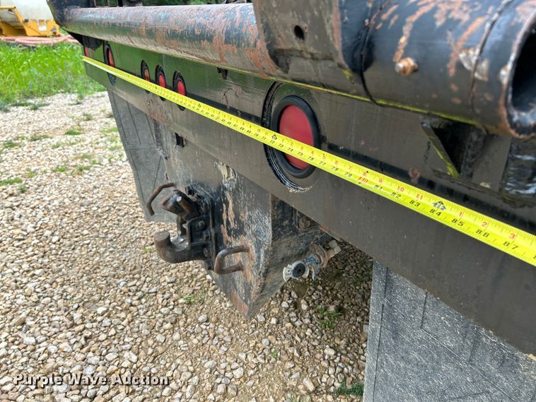 image for item NL9478 1997 International 8100  flatbed truck