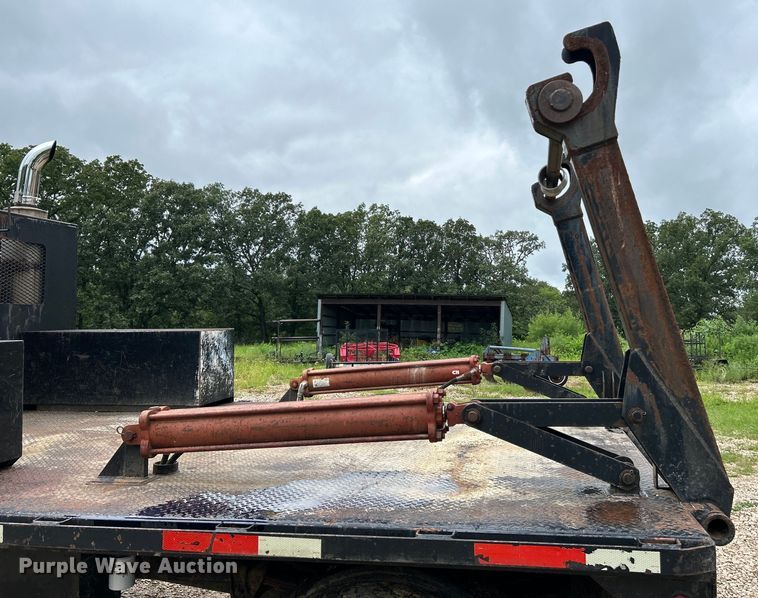 image for item NL9478 1997 International 8100  flatbed truck