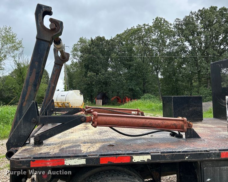 image for item NL9478 1997 International 8100  flatbed truck