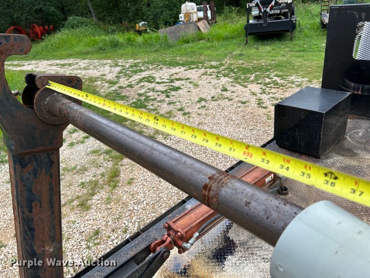 image for item NL9478 1997 International 8100  flatbed truck