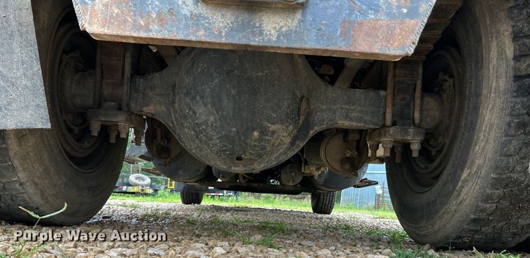 image for item NL9478 1997 International 8100  flatbed truck