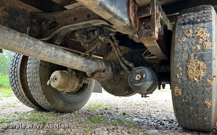 image for item NL9478 1997 International 8100  flatbed truck