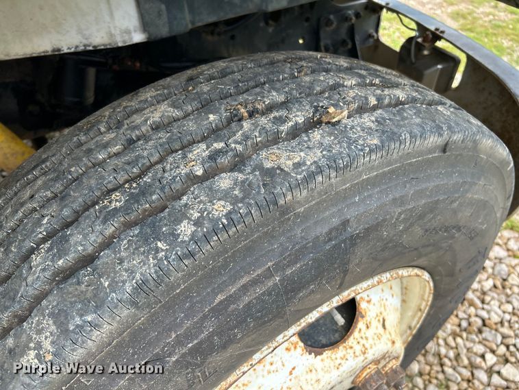 image for item NL9478 1997 International 8100  flatbed truck