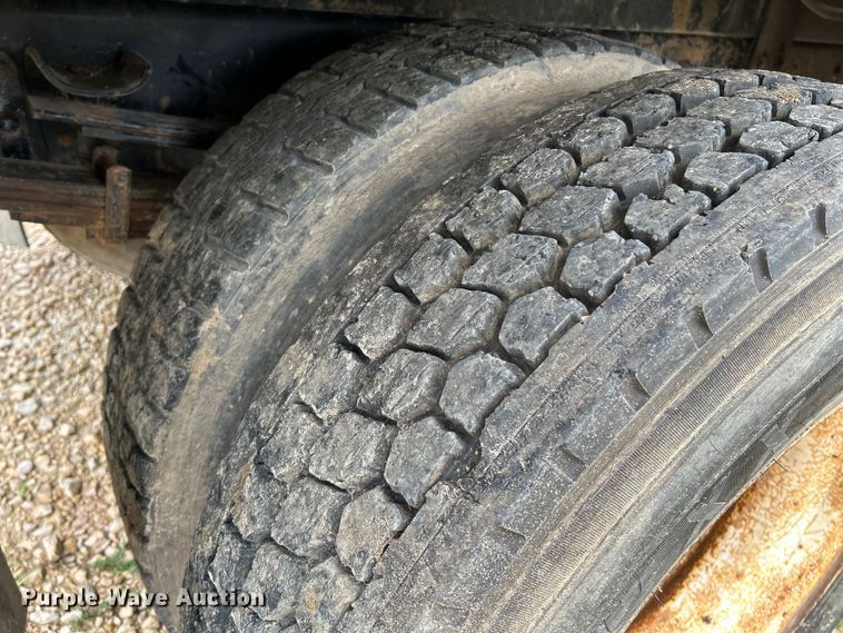 image for item NL9478 1997 International 8100  flatbed truck