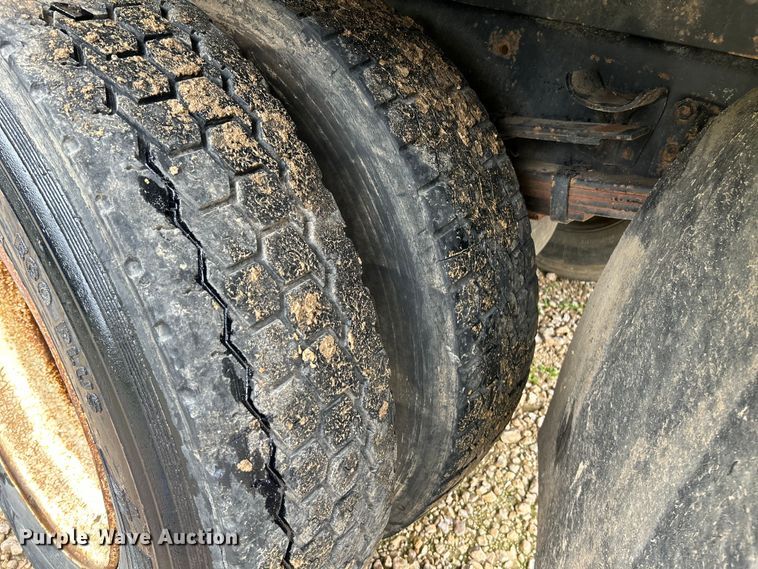 image for item NL9478 1997 International 8100  flatbed truck