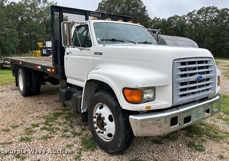 image for item NL9481 1997 Ford F800  flatbed truck