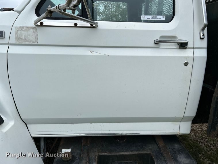 image for item NL9481 1997 Ford F800  flatbed truck