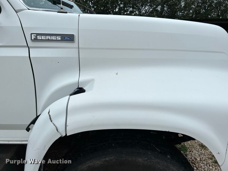 image for item NL9481 1997 Ford F800  flatbed truck