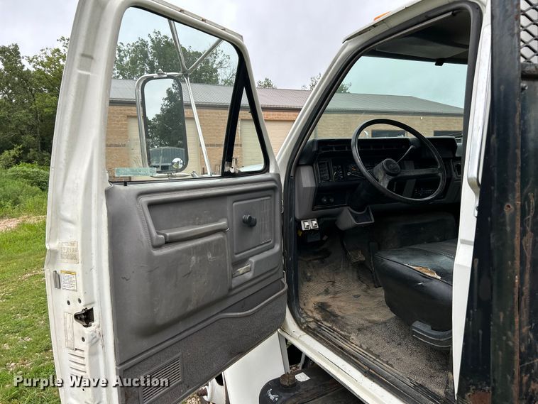 image for item NL9481 1997 Ford F800  flatbed truck