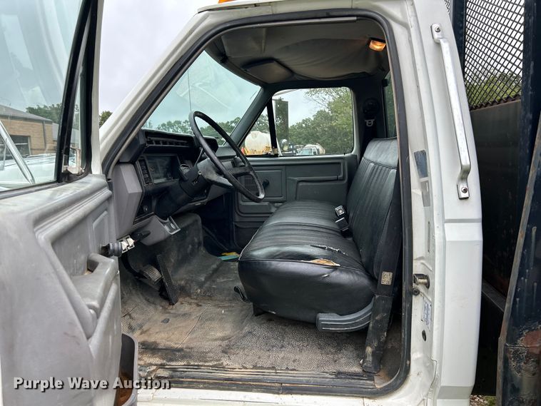 image for item NL9481 1997 Ford F800  flatbed truck