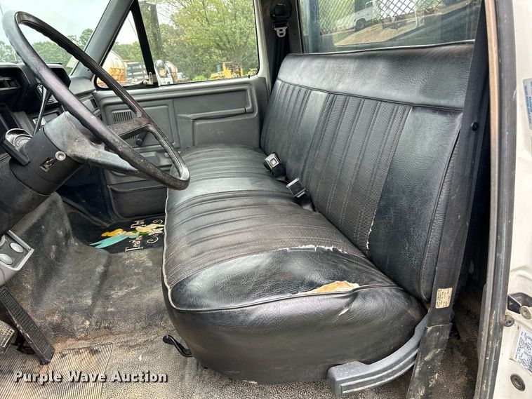 image for item NL9481 1997 Ford F800  flatbed truck