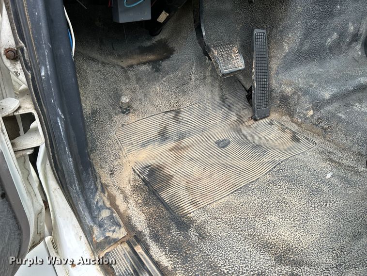 image for item NL9481 1997 Ford F800  flatbed truck