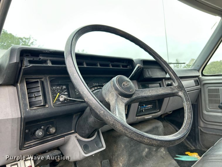 image for item NL9481 1997 Ford F800  flatbed truck