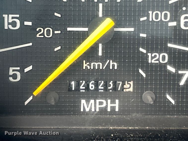 image for item NL9481 1997 Ford F800  flatbed truck