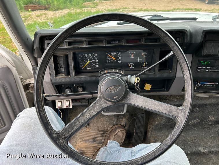 image for item NL9481 1997 Ford F800  flatbed truck