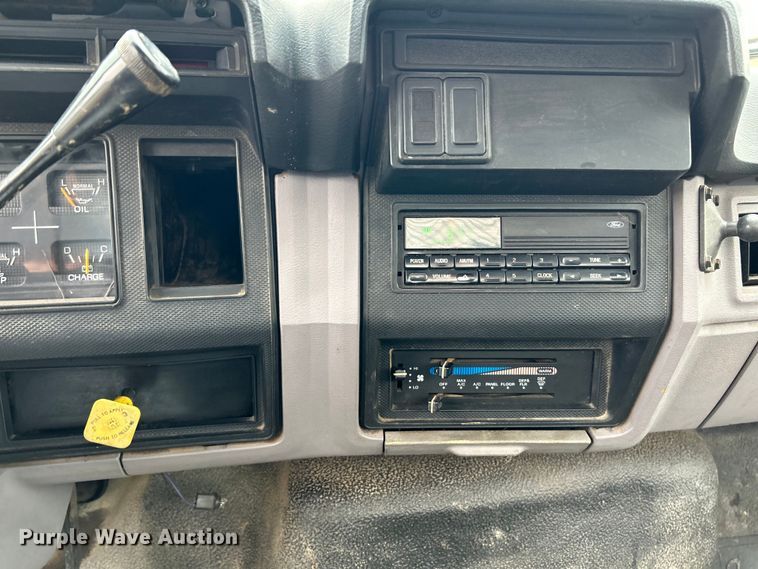 image for item NL9481 1997 Ford F800  flatbed truck