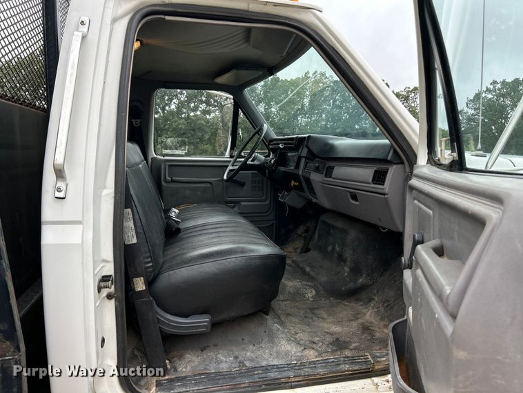 image for item NL9481 1997 Ford F800  flatbed truck