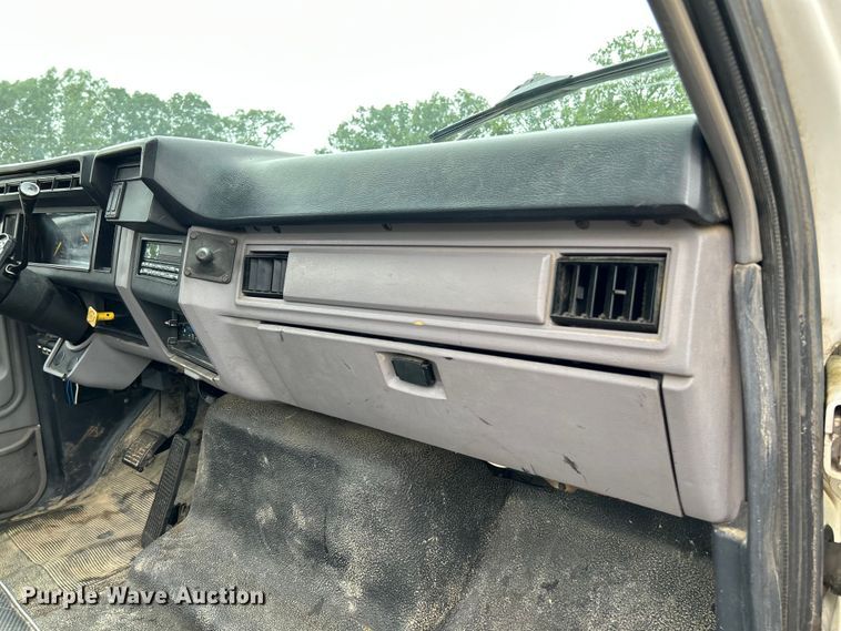 image for item NL9481 1997 Ford F800  flatbed truck