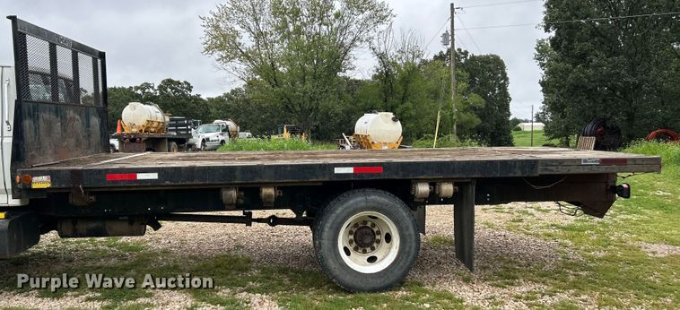 image for item NL9481 1997 Ford F800  flatbed truck