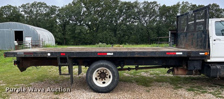 image for item NL9481 1997 Ford F800  flatbed truck