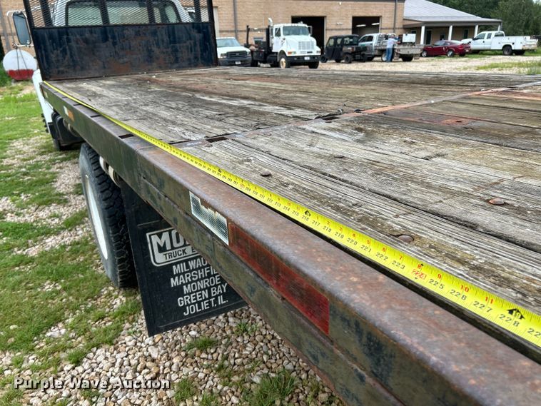 image for item NL9481 1997 Ford F800  flatbed truck