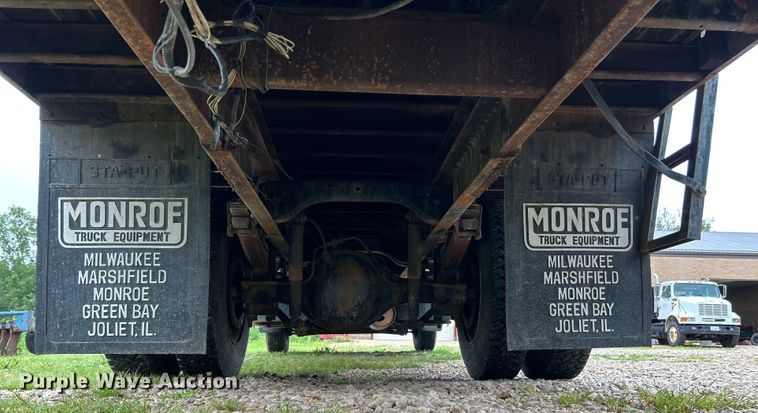 image for item NL9481 1997 Ford F800  flatbed truck