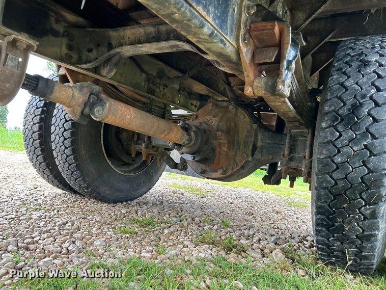 image for item NL9481 1997 Ford F800  flatbed truck