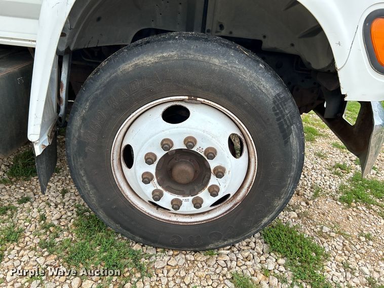 image for item NL9481 1997 Ford F800  flatbed truck