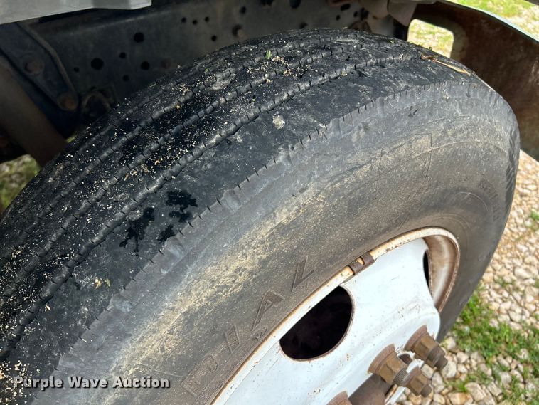 image for item NL9481 1997 Ford F800  flatbed truck