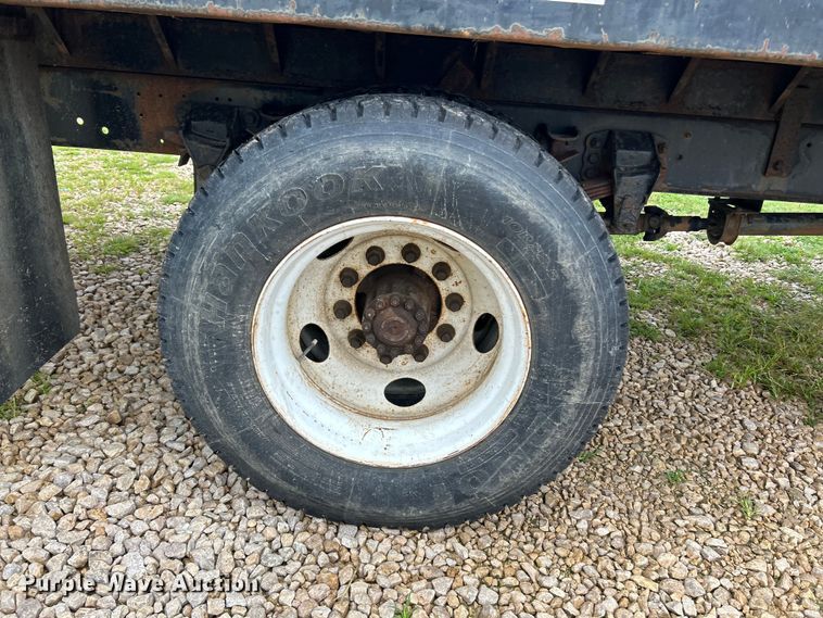 image for item NL9481 1997 Ford F800  flatbed truck