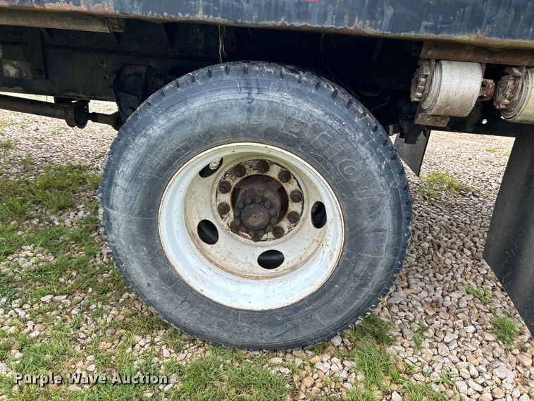 image for item NL9481 1997 Ford F800  flatbed truck