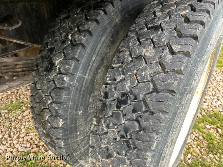 image for item NL9481 1997 Ford F800  flatbed truck