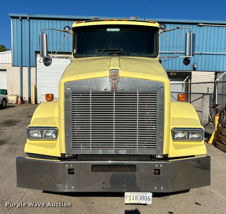 image for item NL9517 2000 Kenworth T800  tank truck