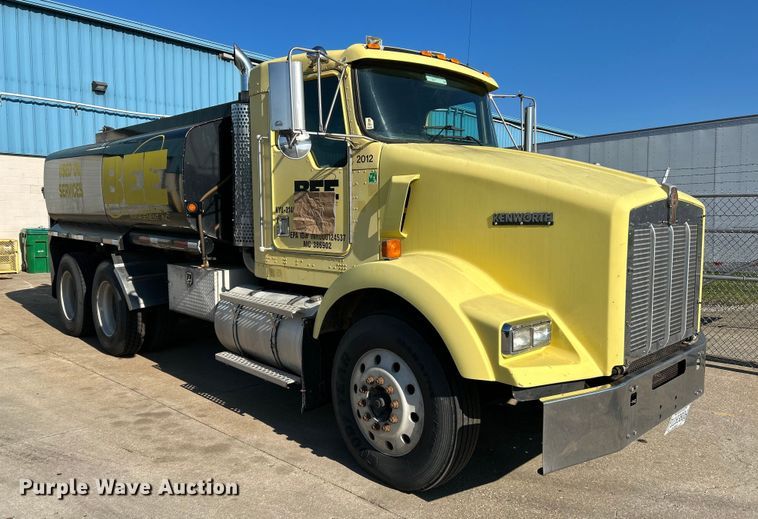 image for item NL9517 2000 Kenworth T800  tank truck