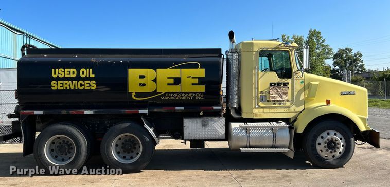 image for item NL9517 2000 Kenworth T800  tank truck