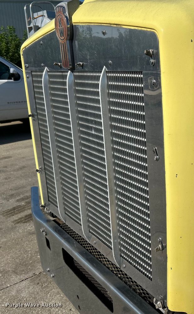 image for item NL9517 2000 Kenworth T800  tank truck