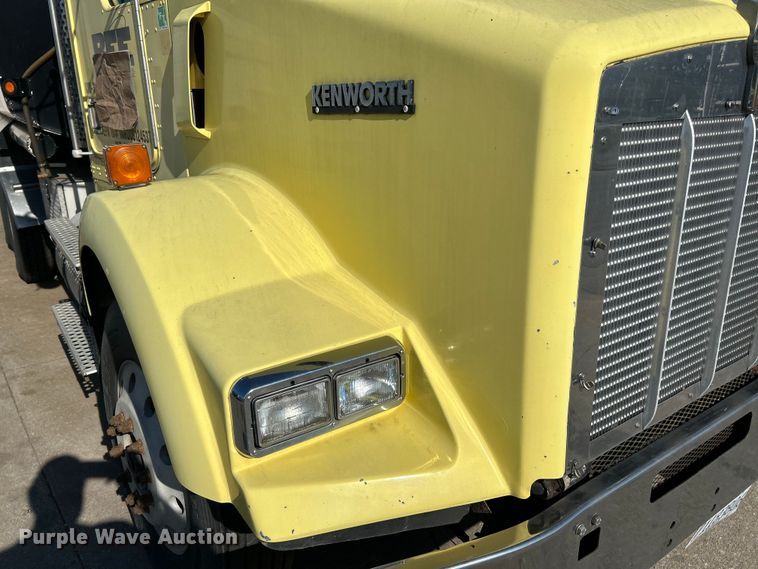 image for item NL9517 2000 Kenworth T800  tank truck