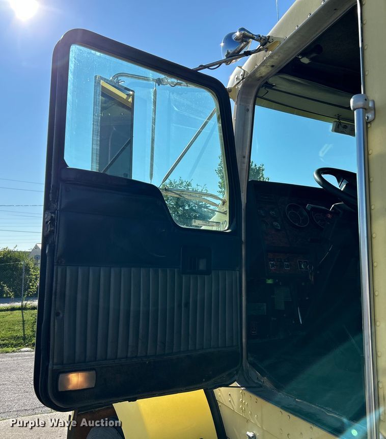 image for item NL9517 2000 Kenworth T800  tank truck